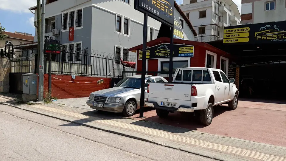 Dükkânın önü
