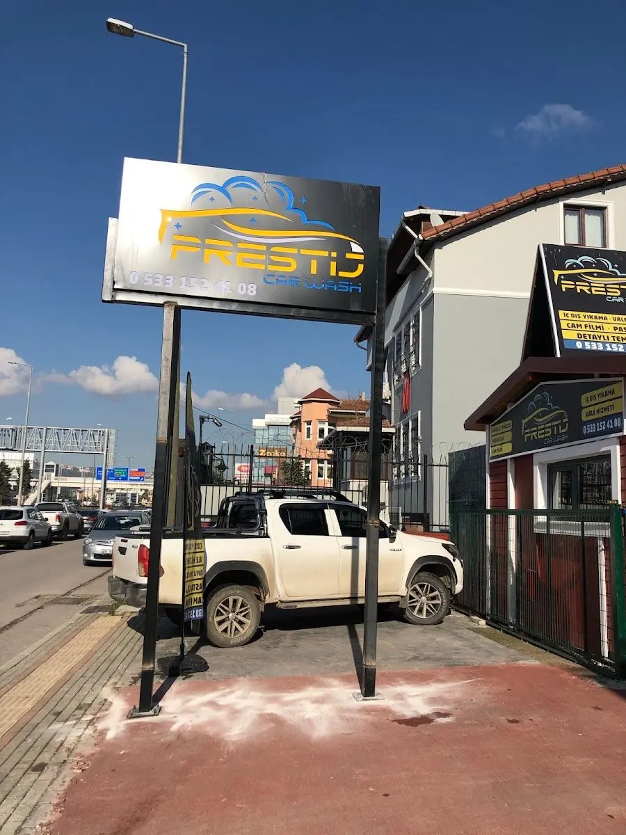 Cadde üzerindeki tabelamız